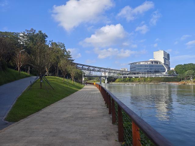 从学苑大道入大沙河绿过大学城后进深圳弯公园流花山景点【高清】