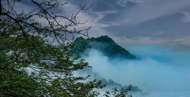 清风相随迎立秋，暑气正浓入鸡峰山