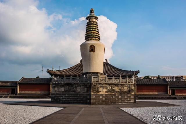 大同法华寺的白塔倾斜着，东南邑酒吧里音乐悠扬，2万步穿越古城