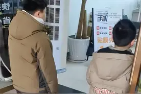 开年第一惨案：熊孩子拿压岁钱买手机，家长让跪着堵门去退款图片