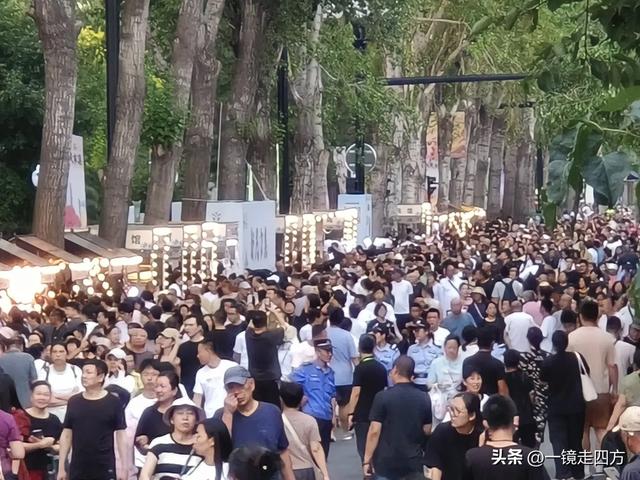 周末16点，长春新民大街又准时变身步行街，市集和舞台开放