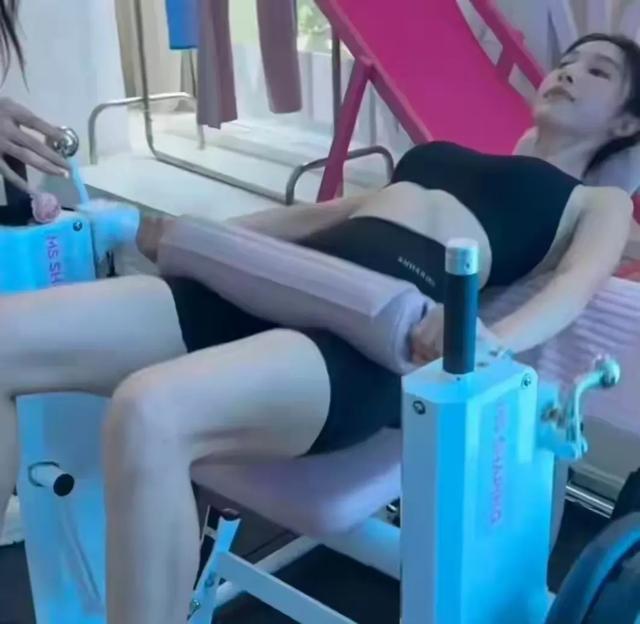 张俪穿瑜伽裤，太紧俏了，难怪“臀推”120斤，这身材谁看都迷糊