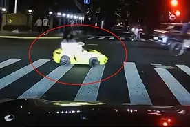 两大一小竟坐玩具电动车横穿马路！如此“上路”太危险图片