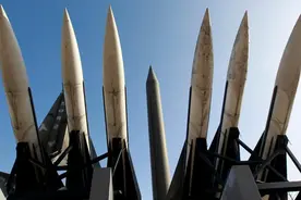 胡塞又捡新装备？美军新型炸弹坠落也门，专家：决不能让中国得到图片