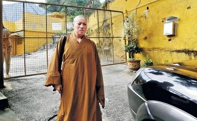 搔首弄姿，与游客寻欢作乐？五台山美貌“尼姑”为何能如此放肆？