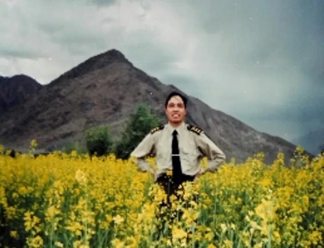 那年，将军到洛扎曲调研，不料桥被冲毁，将军一行徒步前行…