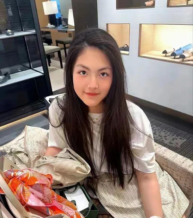 李湘在平台晒自家北京小院。大到让网友以为是景区，真的太有钱了