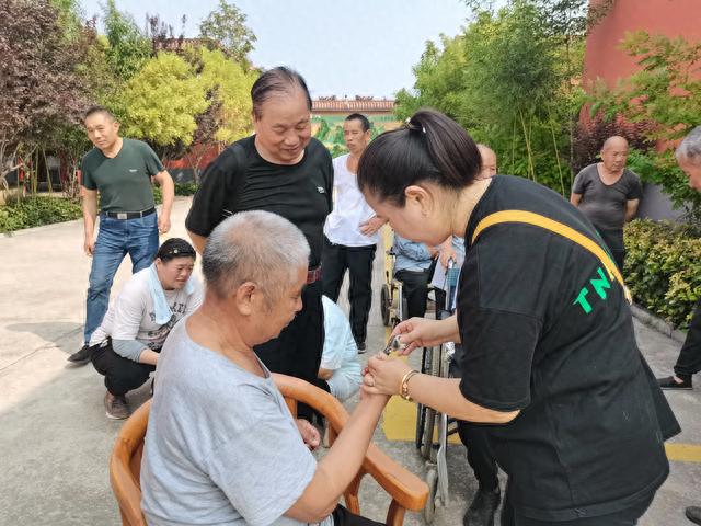 浓浓爱洒敬老院 殷殷情暖老人心