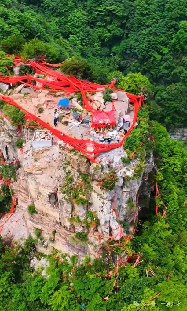 秭归长阳巴东交界的香龙山,香火旺盛,那里风景怎样?会开发么?