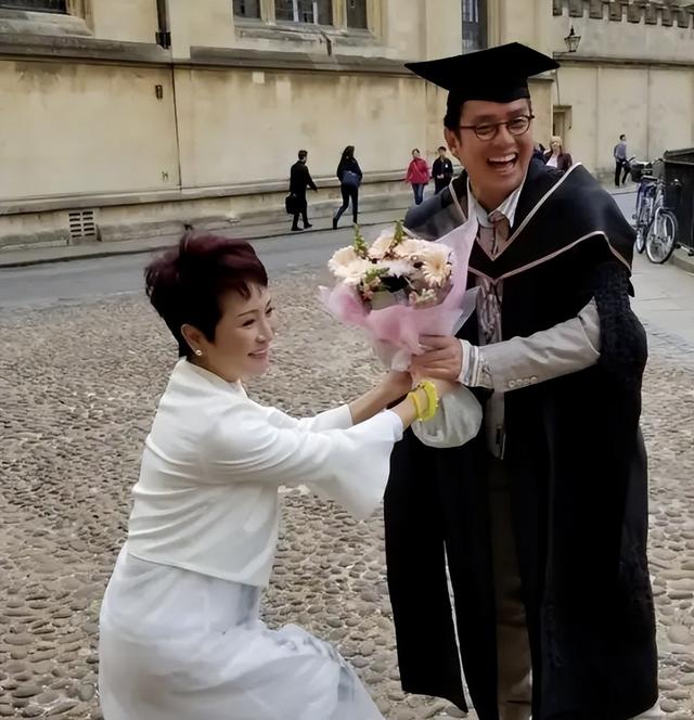 ​​“野生捕获”谭咏麟太容易！香港街头像邻家阿伯，毫无巨星架子