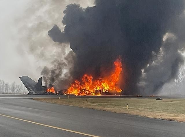 美国赛车手在坠机中遇难，飞机起飞5分钟坠毁	，机上竟有3名飞行员