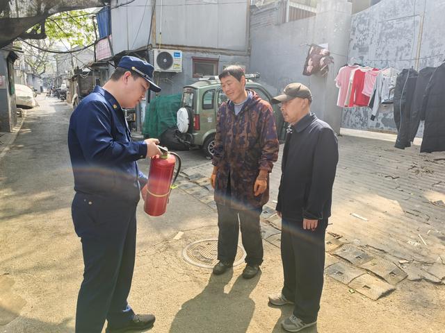消防员手把手教学：居民学灭火、练逃生，掌握“保命技能”