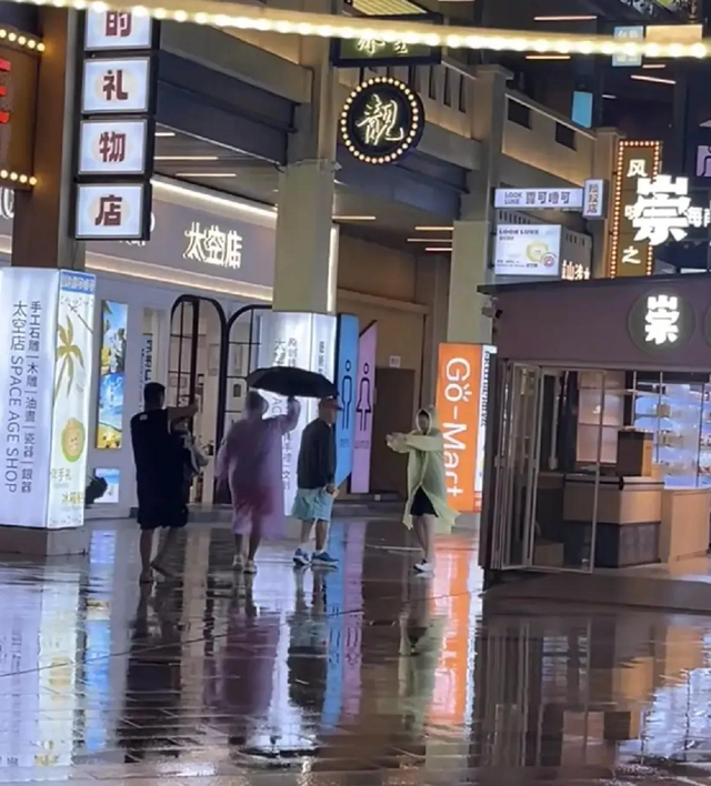 偶遇赵本山在海南度假	，下雨天逛街衣着休闲，身后专人撑伞派头足