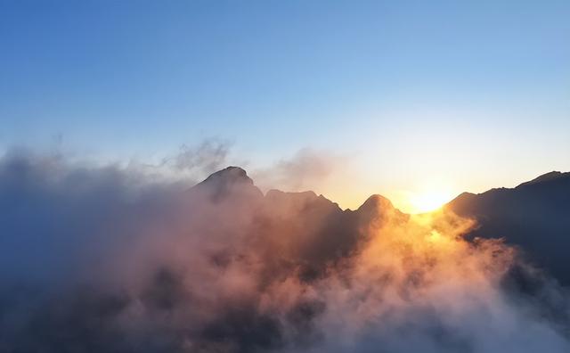 陕西华阳草甸云端幻境：朝霞煮沸云海 金阳点染人间棋局