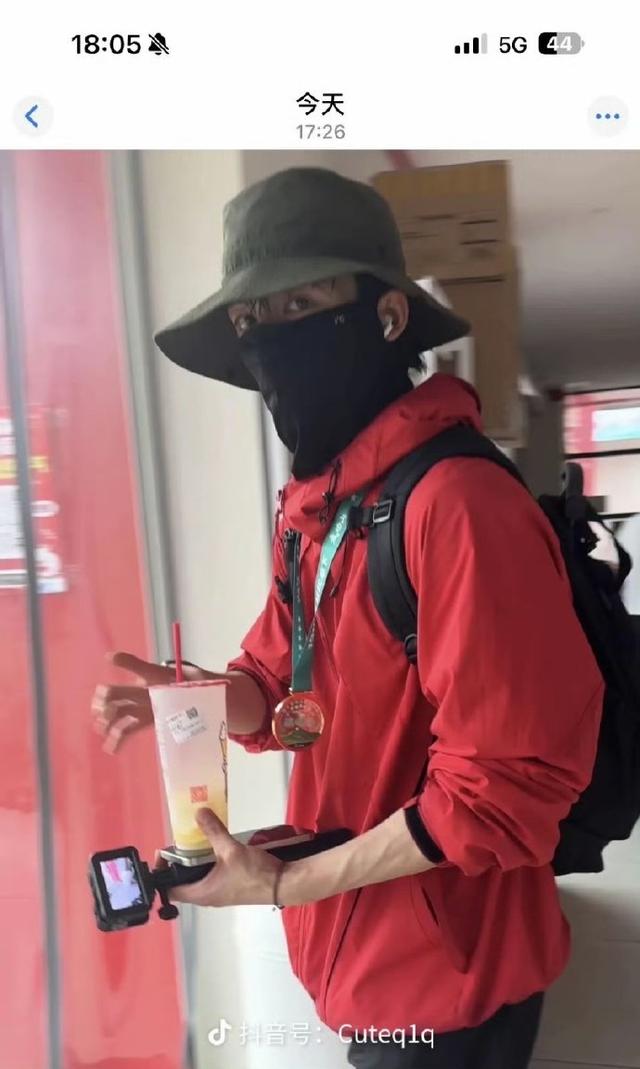 王星越扛蛇皮袋捡瓶子，换环保奖牌后喝蜜雪冰城