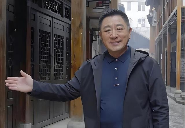 他是央视金牌主持人，57岁才结婚，娶北师大教授，气质高贵还漂亮