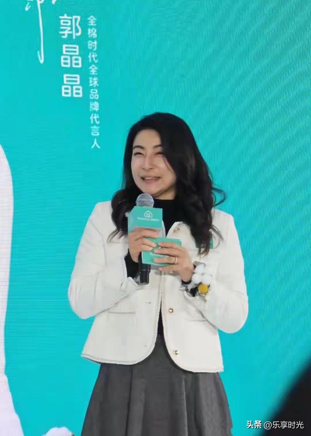 郭晶晶现身北京，穿小香风戴棉花手链和善大气，素颜胖出双下巴