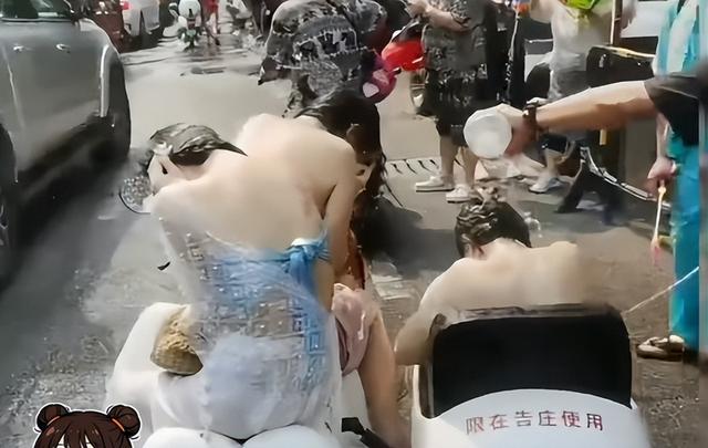 滚出中国！云南泼水节炸出一群“男流氓”，当众扒衣喷私处太龌龊