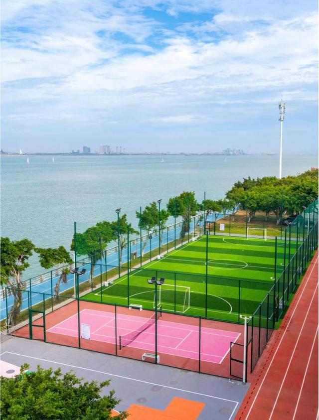 厦门五缘湾桥墩体育公园，市民可尽享海边的宁静与运动带来的活力