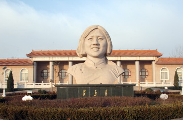 她29岁当选中央委员，37岁任河北省委书记，41岁却降为县委副书记