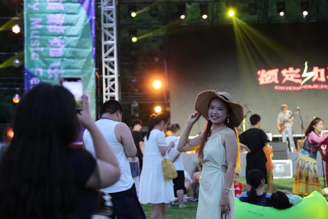 音乐节点燃激情夏夜 1.5万游客共享 “莓”好时光