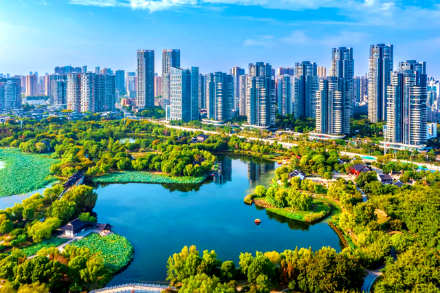 武汉是座生态宜居城市，高楼林立的城市中间分布着百山百湖