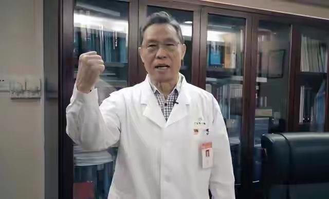 钟南山做梦也没想到，自己一把年纪的妻子，如今也开始为他争光了