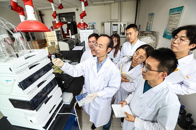 51：48，特朗普提出的法案闯关成功，美媒：把领导权拱手让给中国