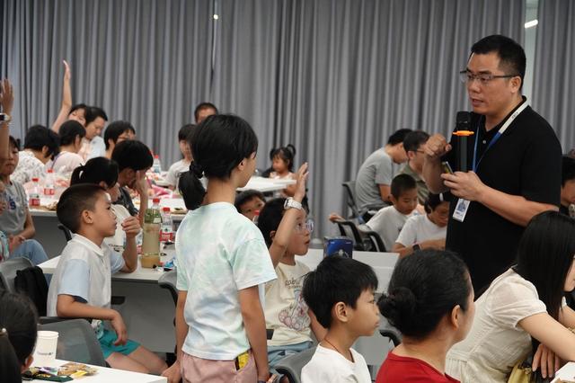 亲子共探AI奥秘，点亮未来科技梦想