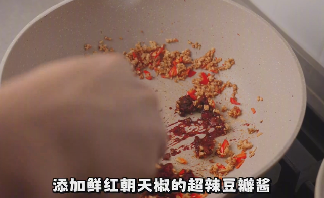 UP主还原小当家饺子，豆瓣酱通心粉做馅料，自称：“味道不错”