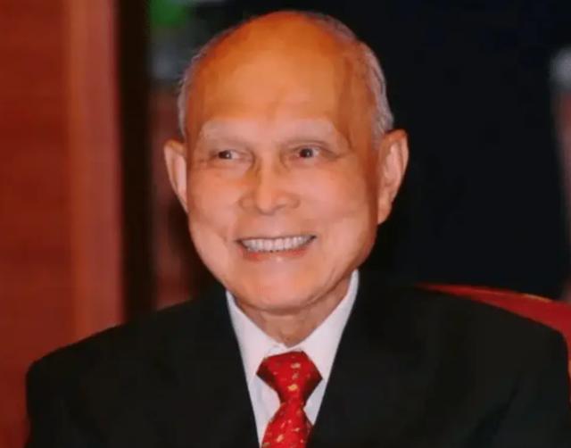 郭晶晶没想到，79岁的公公霍震霆再破天花板，让整个豪门圈沉默了