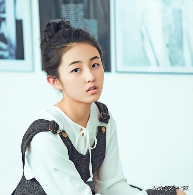 张子枫丝巾裹胸，曝浑身伤痕胸前、手臂都有，才懂成龙话的含金量