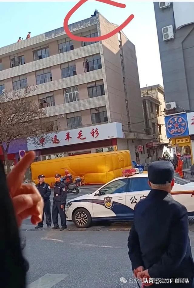 突发事件！某人坐在楼上……