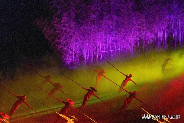 火力全开！印象大红袍上演一夜四场，雨打不散的热爱！