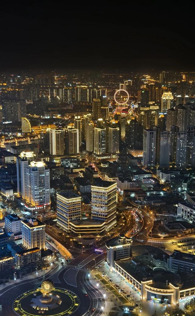 北京嘀咕，上海好奇，如今天津	，竟成了能走着听、站着品的戏台！