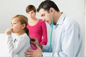 喉咙总是发痒还咳嗽？医生：可能与这5种情况有关，需引起重视图片