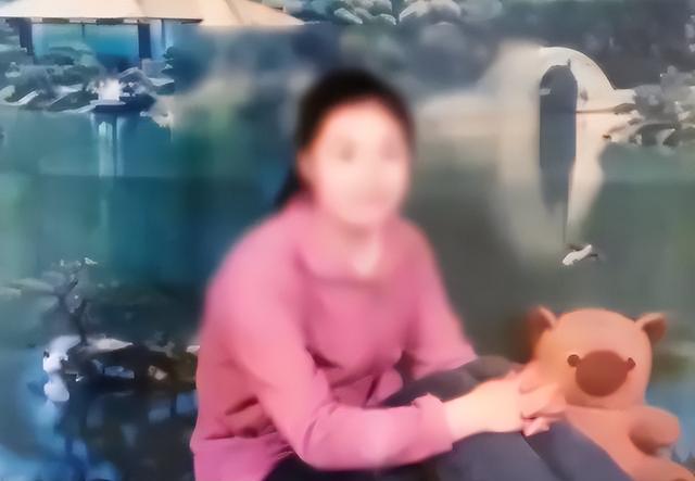 女童身患奇病，求医139次查不出来，医生惊叫：赶紧控制住她妈妈