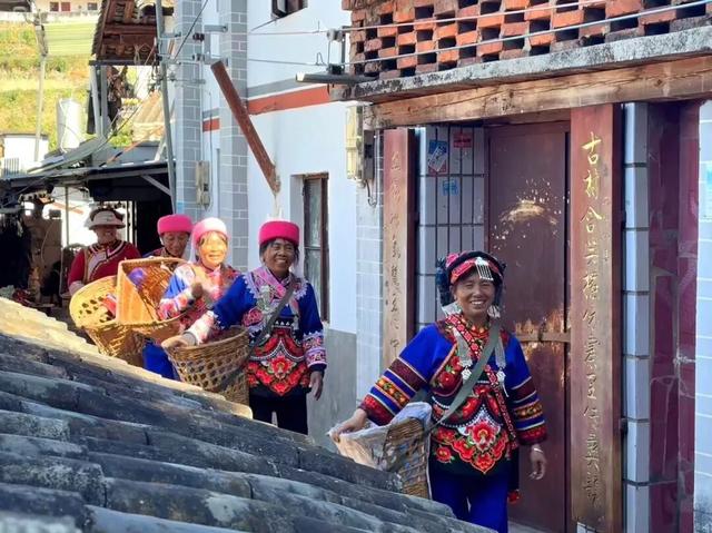 新春“趣”游玉溪丨峨山摆依寨：以山为枕，以绣为伴