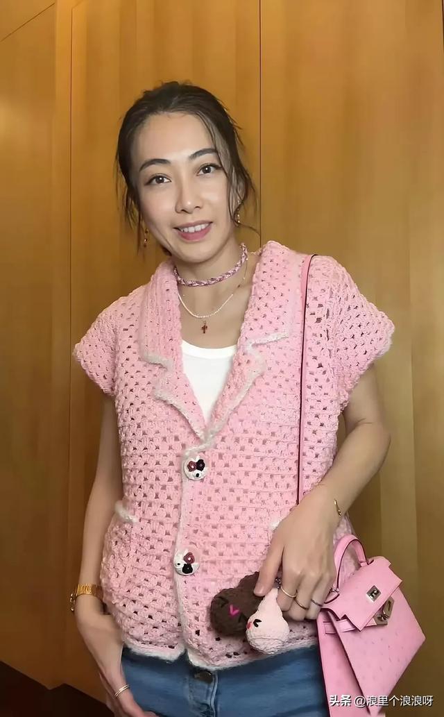 甘比又穿着编织衣服出来啦！编织手艺虽好，但没人告诉她土吗？