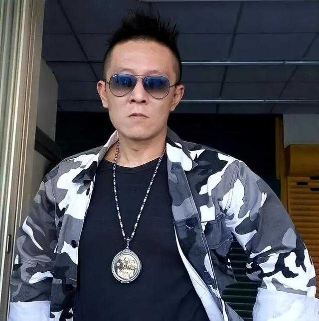 55岁演员陈光前在家中死亡，多日后被发现，他的爱犬守在一旁