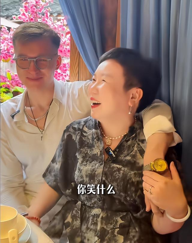 爱情乱了年纪！46岁大妈嫁儿子同学，绝经前怀混血儿，现生活幸福