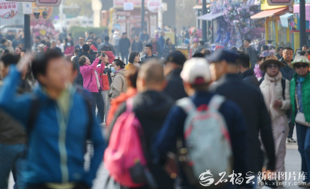 天气转凉 新疆国际大巴扎景区游人热情不减