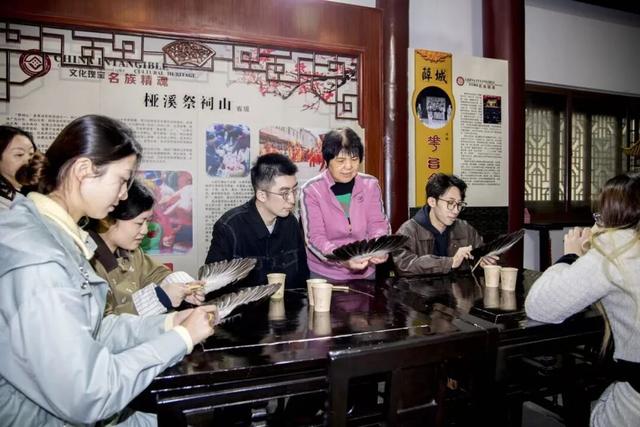 老街来了一群特别的游客