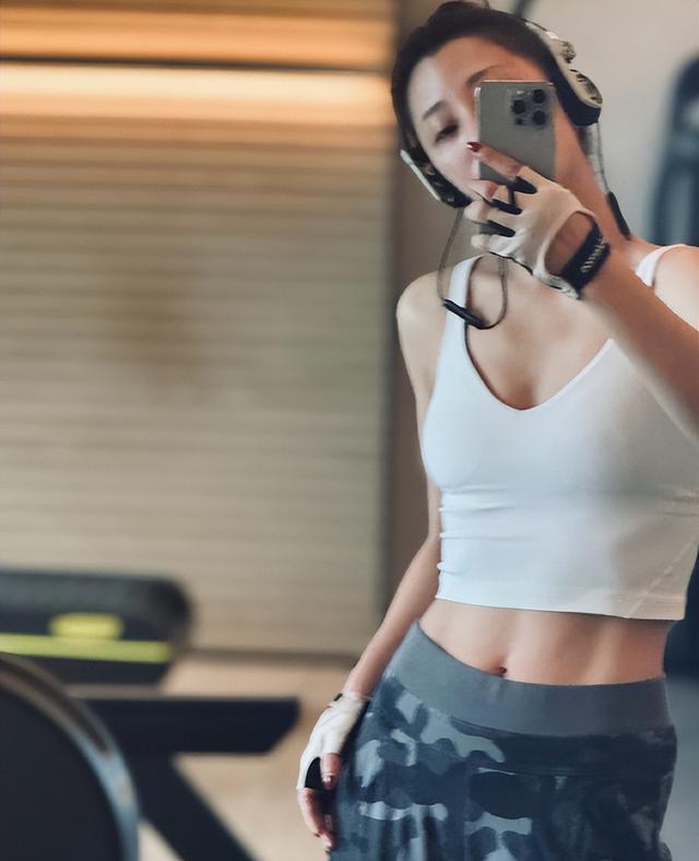 秦岚的胸，李小冉的腿，殷桃的腰，这些中年女星简直迷死人