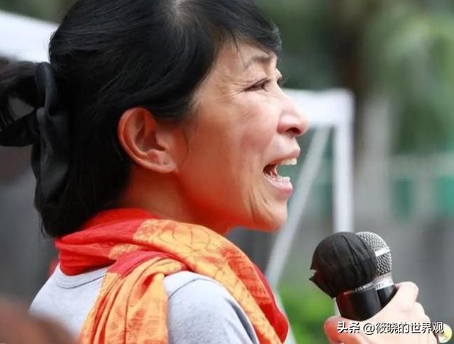 苍天饶过谁！拒唱国歌否认中国籍，俩儿子送美国的她，下场如何？
