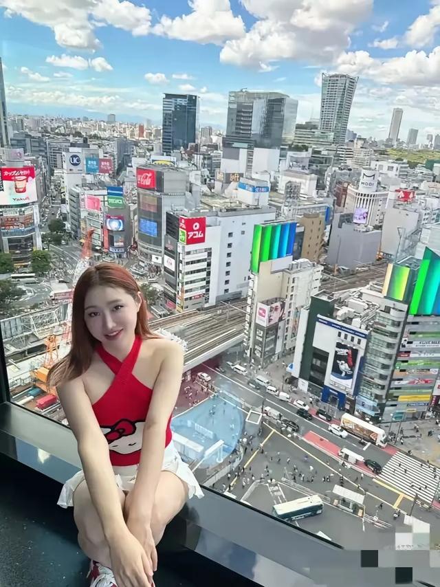 67岁莫华伦与小30岁小娇妻国外旅行，同辈岳母罕见露面，娇妻很美