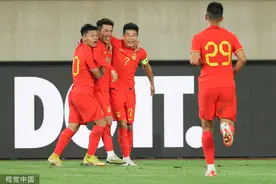 中国男足友谊赛2：0力克10人越南，主教练半场换下三主力才换来首球图片