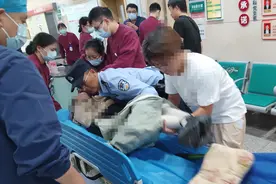 3分钟，400米，民警、辅警抬着担架将醉酒乘客送医图片