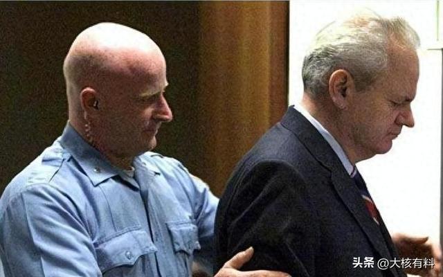 废弃王宫改造的监狱，单人牢房有电视咖啡，可以干兼职赚美元