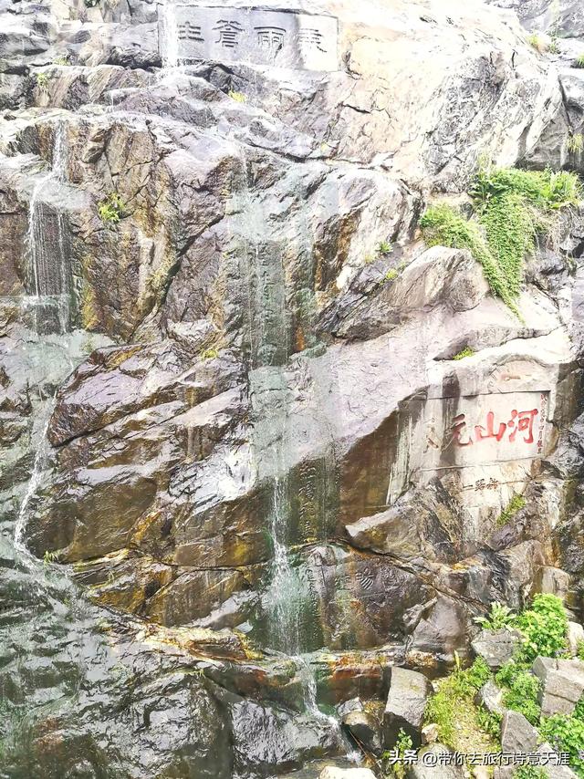 登泰山赏名家石刻，这些石刻都在必经之路上